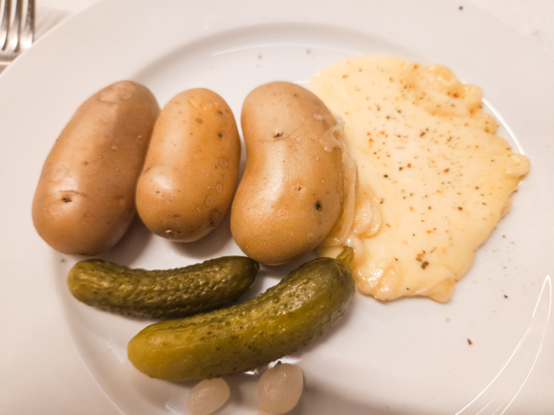 Traditionelles Raclette mit Kartoffeln an der Emmi Generalversammlung