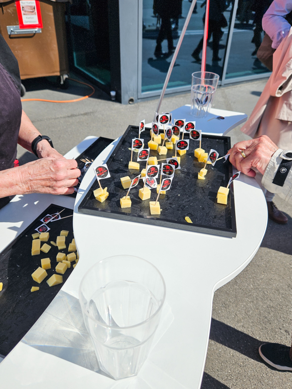 Degustationsstand mit Scharfem Max Käse an der Emmi Generalversammlung