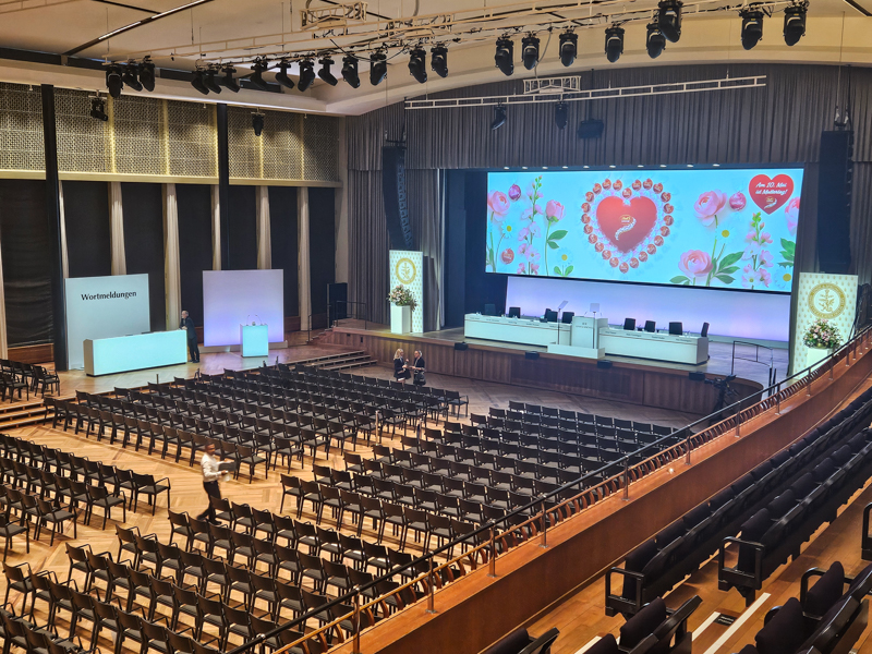 Bühne im Kongresssaal während der Generalversammlung