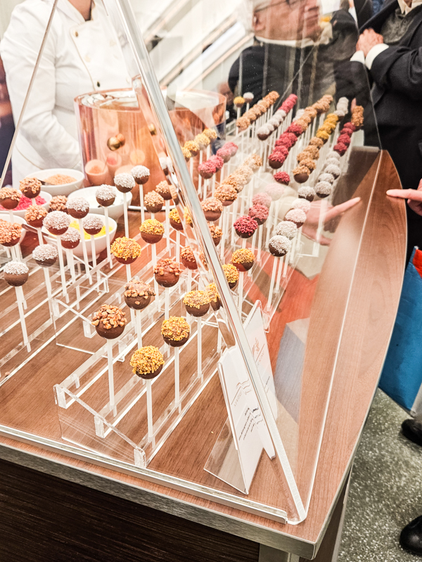 Schokoladenstation mit Pralinen zur Degustation