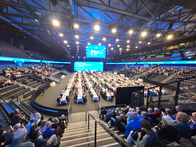 Innenraum der OYM Hall vor der WWZ Generalversammlung 2026