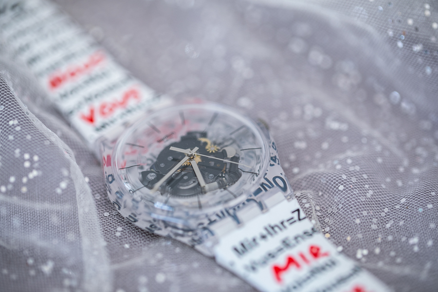 Swatch Aktionärsuhr 2026 goldfarbene Akzente