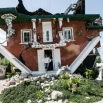 Mieten oder Kaufen Schweiz: Haus auf dem Kopf als Symbol für die Finanzfrage