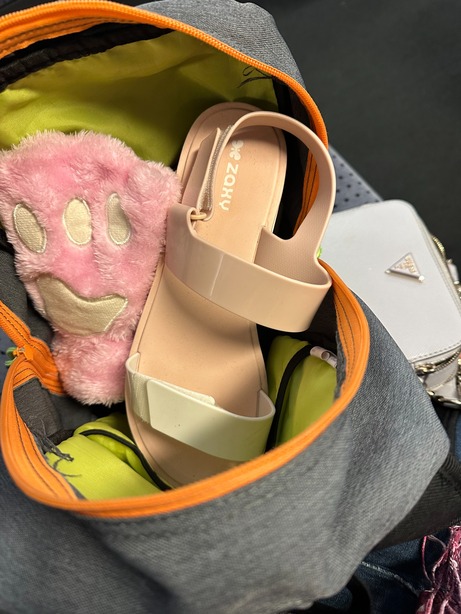 Tasche mit Katzenpfoten und Sandalen für das Pop-Con-Kostüm