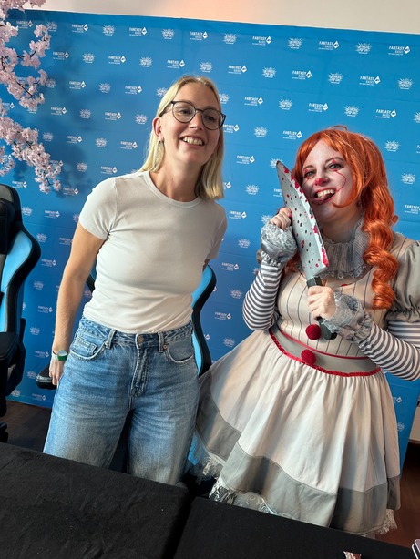MissFinance-Podcast mit Gästin Sara Bantli im Pennywise-Kostüm an der Zürich Pop Con