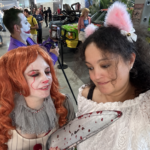 Helga Baechler im Katzenkostüm mit einer Pennywise-Cosplayerin an der Zürich Pop Con