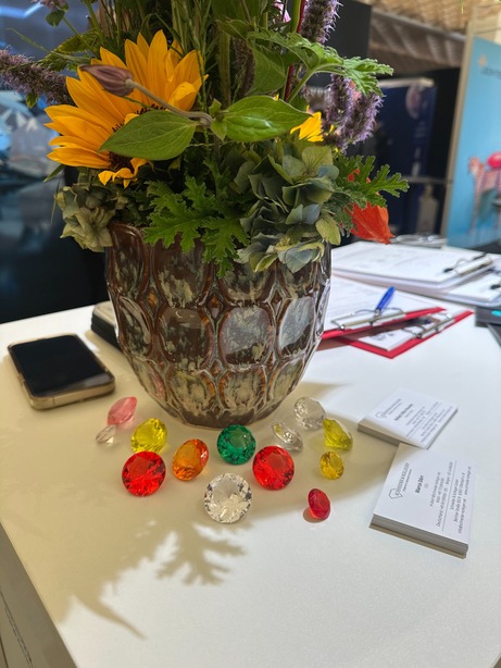 Stehtisch mit Sonnenblumen am Börsentag Zürich