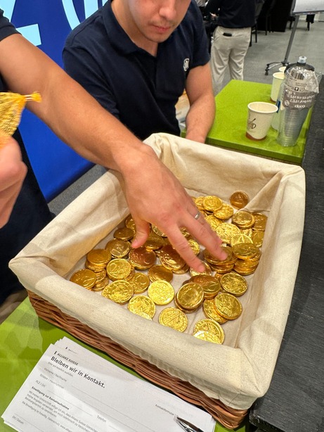 Korb mit Goldmünzen an einem Stand am Börsentag Zürich